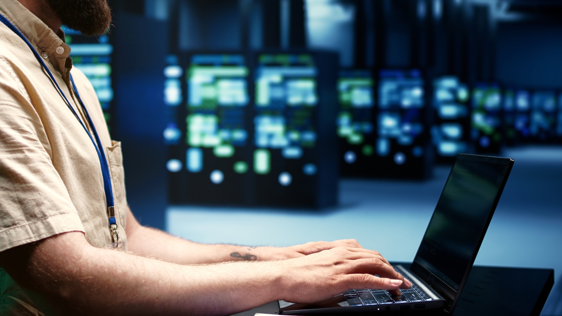 Technicien Infocob réalisant un diagnostic serveur dans le datacenter