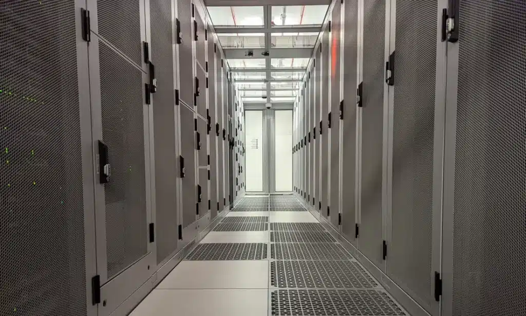 Allée de baies serveurs dans le data center Infocob en Vendée